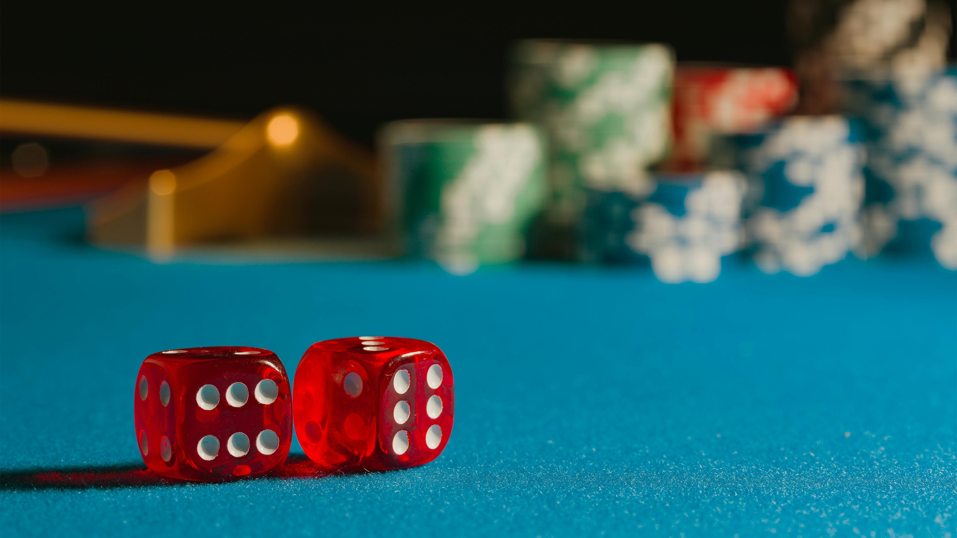 erek 19 app home screen on Android and iOS devices displaying live dealer tables